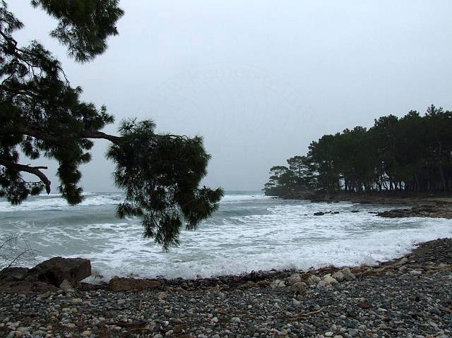 9-03-07-Meer-156-s.jpg - Auch in der nördlichen Bucht von Phaselis tosen die Wogen und nagen an der Nekropole