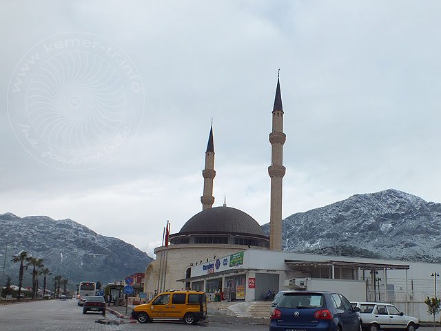12-02-29-F-Kemer-043-s.jpg - Die neue Moschee mit den Schneebergen