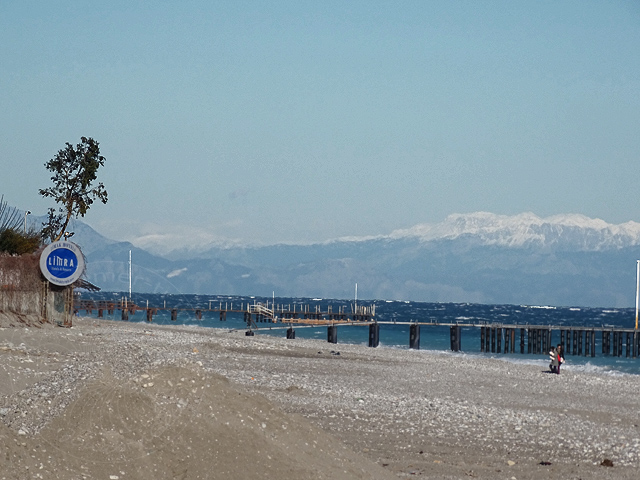 15-01-08-2-Kiris-06-s.jpg - Strand und Steganlagen vor dem Limra Hotel in Kiriş am 8. Jan. 2015, im Hintergrund die Taurus Berge hinter Antalya