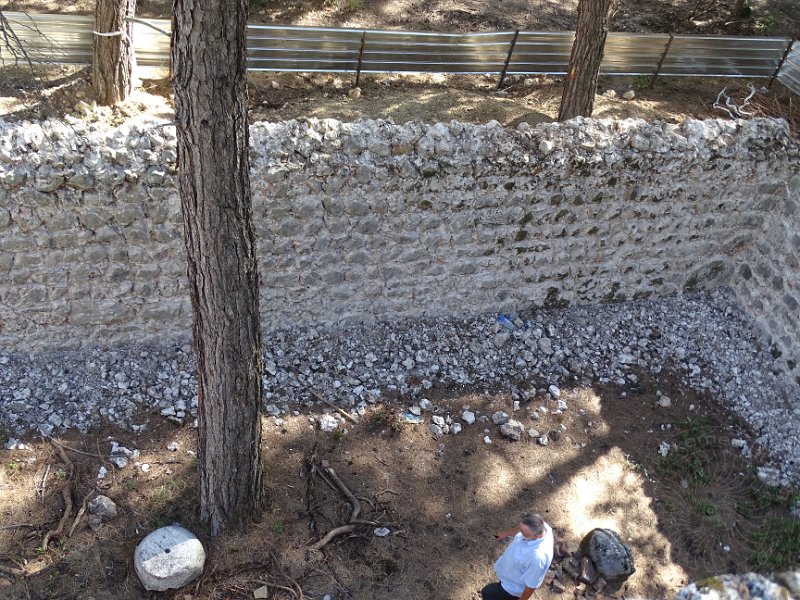 16-10-16-Jagdhaus-065.JPG - Deutlich zu sehen, der gesamte Putz von den Außenmauern ist abgeschlagen. Antike Säulenreste liegen noch im Garten.