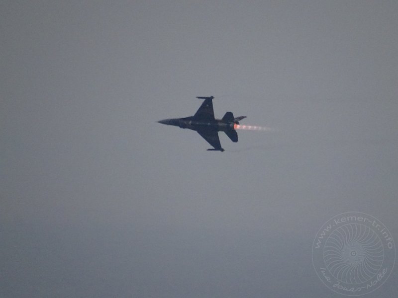 16-07-15-Solotuerk-20.jpg - Zeigte ein Kampfflieger mit seiner F-16 sein Können am Himmel über Kemer