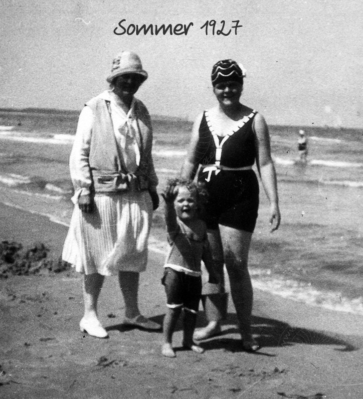 Strand1927-s.jpg - Das Bild von 1927 zeigt meine Mutter, Großmutter und Urgroßmutter am Ostseestrand