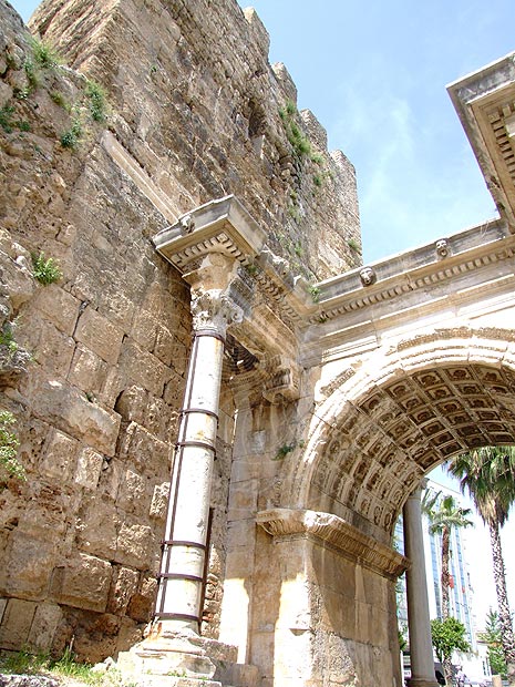 9-04-21-Antalya-015-s.jpg - Das Tor mit einem Turm der alten Stadtmauer