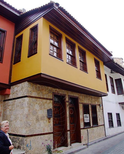 9-05-02-Antalya-17-s.jpg - Viele alte Häuser wurden restauriert oder im alten Stil neu aufgebaut