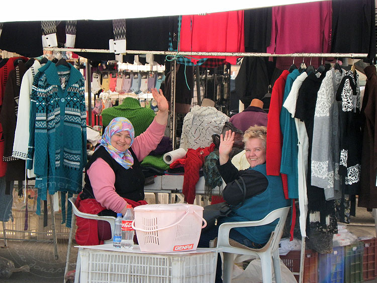10-12-22-Camyuva-7-s.JPG - Fatma und Ina auf dem Markt