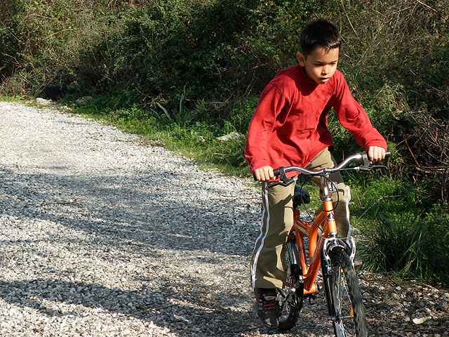 11-03-02-Kuzdere-60-s.jpg - Die Kinder erproben ihre Radfahrkünste