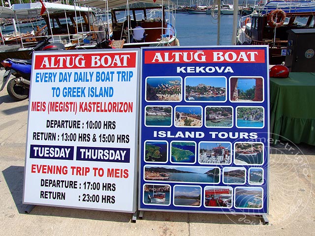 9-05-27-Kas-034-s.jpg - An Werktagen legt das Boot um 10 Uhr ab und kehrt gegen 15 Uhr zurück. Am Wochenende ist die Zollstation in Kaş geschlossen. Die Öffnung kostet extra Gebühren und dann fährt das Boot nur, wenn viele Touristen da sind