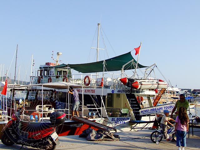 9-05-27-Kas-159-s.jpg - Mit einem Boot von Altuğ werden wir die Insel besuchen