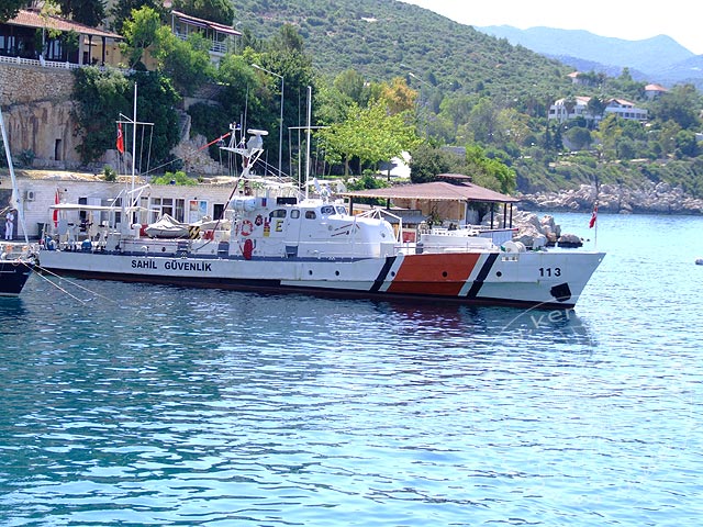 9-05-28-Meis-029-s.jpg - Das türkische Küstenwachboot liegt noch vor Anker