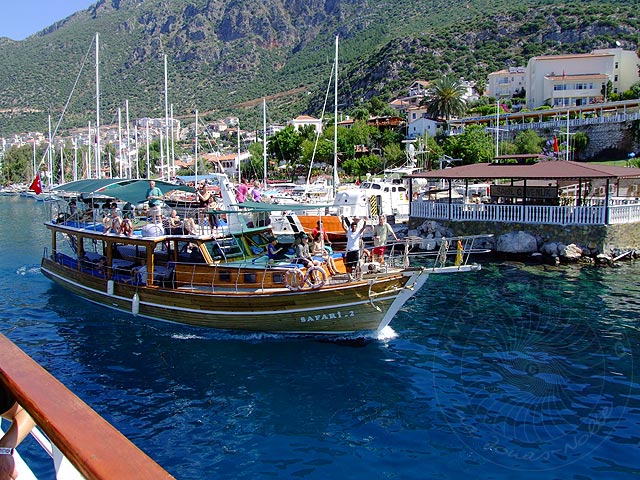 9-05-28-Meis-034-s.jpg - Andere Touren fahren zu den kleineren Inseln oder zu weiteren Zielen an der türkischen Küste, meist malerische Badebuchten