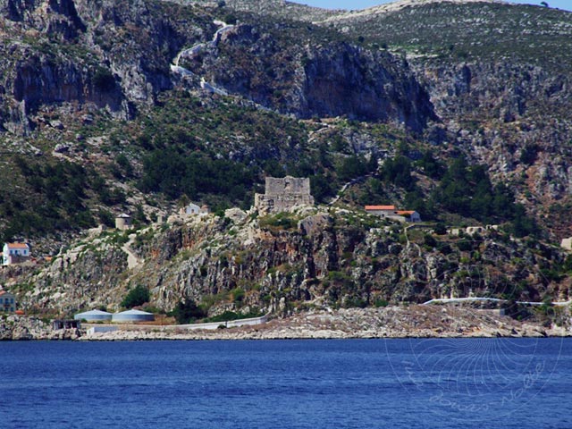 9-05-28-Meis-078-s.jpg - Das Kastell, das der Insel den Namen gab (italienisch, rotes Kastell), darunter lykische Felsengräber