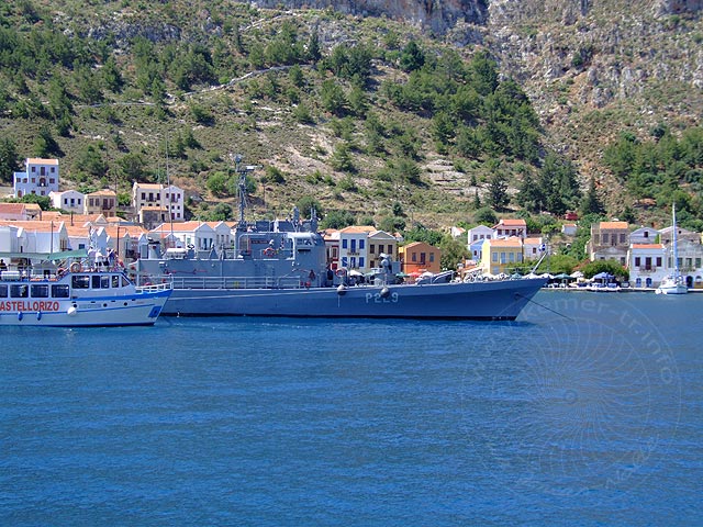 9-05-28-Meis-123-s.jpg - Ein Schiff der griechischen Marine bei Ankunft