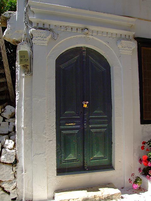 9-05-28-Meis-198-s.jpg - Alte Tür eines restaurierten Hauses