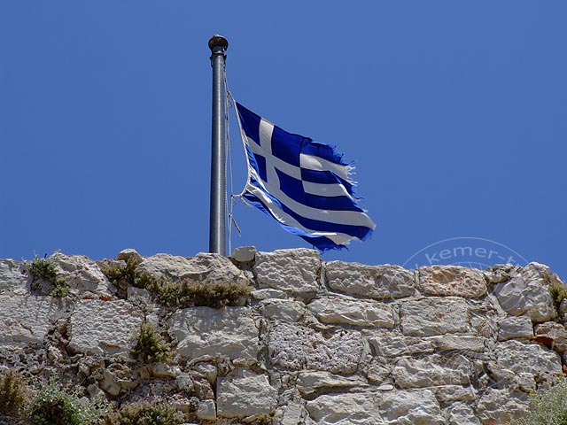 9-05-28-Meis-268-s.jpg - Die griechischen Fahne auf der Festung, sturmzerzaust