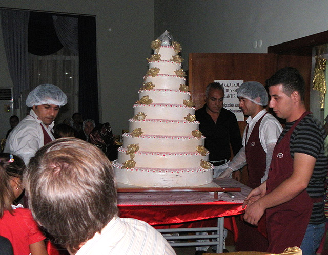 10-10-01-Hochzeit-10-s.jpg - Ein Höhepunkt der Feier: Die Präsentation der 9-stöckigen Torte