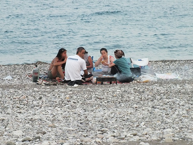 11-07-15-Camyuva-F-16-s.jpg - Die türkischen Familien machen lieber Picknick am Strand