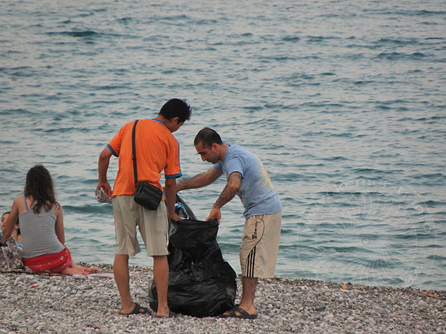 11-07-15-Camyuva-S-52-s.jpg - Mitarbeiter der Stadt sammeln Müll auf