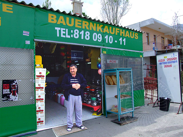 9-04-25-Kuzdere-093-s.jpg - Wer gerne in dem sehr breit sortiertem Angebot eines türkischen Dorf- Kaufhauses stöbern möchte, dem sei das "Bauernkaufhaus" in Kuzdere empfohlen. Wer hier rauskommt ohne etwas erstanden zu haben ist für diese Welt untauglich!