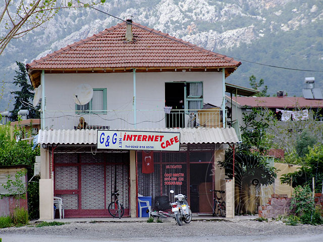 9-04-25-Kuzdere-120-s.jpg - Internet-Cafes gibt es etliche im Dorf und wenn die Jungs abends spielen oder chatten wird unser Anschluss immer auf sehr gemächlich ausgebremst