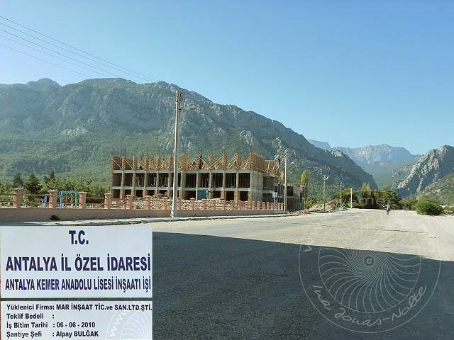 9-11-19-Kuzdere-44-s.jpg - Auf dem Gelände neben der Schule wird ein Gymnasium (Anadolu Lisesi Klasse 9-12) gebaut. Diese soll berets im Juni 2010 fertig sein