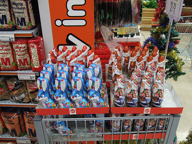 08-12-23-1-SchokoWeihnachtshasen-3-s.jpg - Migros bot im Dezember 2008 Schokoladenhohlfiguren an, traulich vereint die Osterhasen mit den Weihnachtsmännern