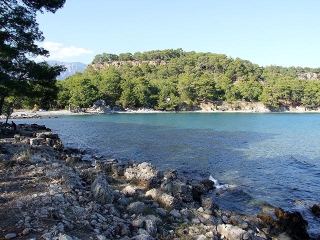 8-12-16-Phaselis-05-s.jpg - Auch im Meer liegen zahlreiche behauene Steinblöcke und zeugen davon, dass  die Stadt hier einst weiter ins Meer reichte