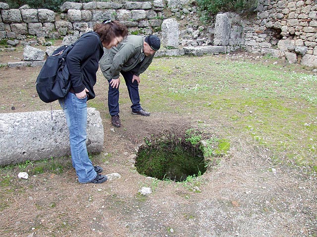 9-03-09-Phaselis-23-s.jpg - Dieses Loch führt zu einer unterirdischen Zisterne, die mindestens 4 m tief ist, also Kinder immer gut festhalten!