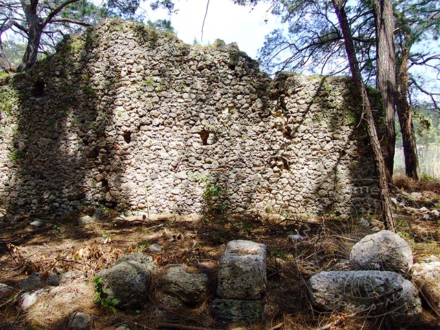 9-04-17-Phaselis-37-s.jpg - Teil einer erst 2008 dem Wald entrissenen byzantinischen Kapelle