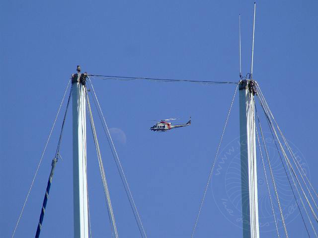 9-07-29-Camyuva-35.jpg - Ein Hubschrauber und der Mond zwischen Schiffsmasten