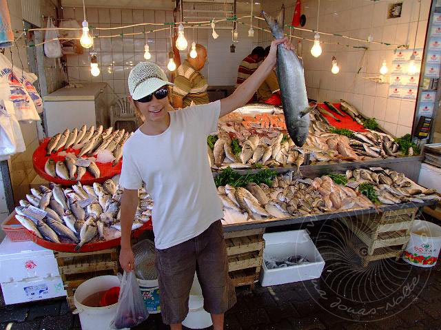 9-08-03-Kemer-11.jpg - Höhepunkt ist natürlich, wenn der Opa zu Hause leckeren Fisch frisch vom Markt zubereitet (gebraten, gekocht oder geräuchert) ENDE