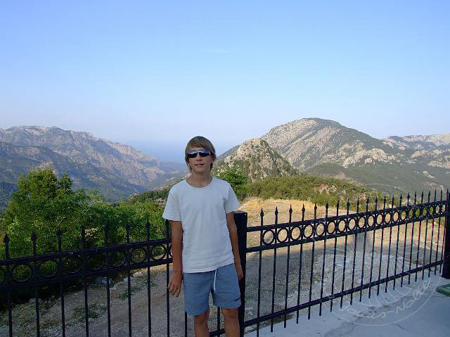 9-08-01-Bergtour-Kuzca-379.jpg - und hier posiert er vor dem Göynük-Canyon