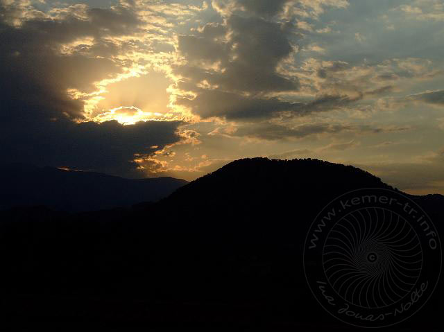 9-08-01-Bergtour-Kuzca-399.jpg - Fast schon ein Sonnenuntergang über den Bergen - wenn da die Wolken nicht gewesen wären