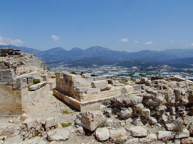 9-04-23-Rodiapolis-127.jpg - Das Opramoas Mausoleum - im Hintergrund Kumluca und die Berge entlang der Kemer-Küste