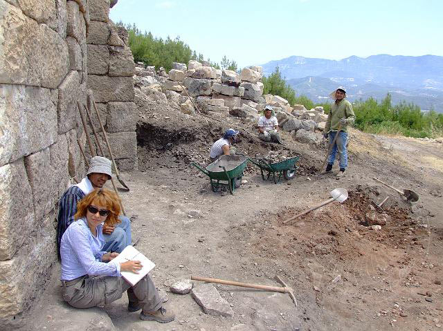 9-06-24-Rodiapolis-27.jpg - Ausgrabungsarbeiten neben dem Theater von Rhodiiapolis - hier untersucht man Reste einer alten Küche