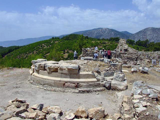 9-06-24-Rodiapolis-50.jpg - Ein weiterer Schwerpunkt der Ausgrabungskampagne 2009 sind der runde Tempel und das Gebäude daneben, ...