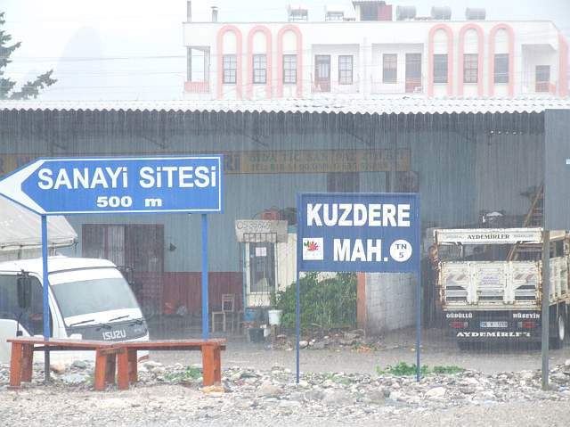 9-01-28-Kuzdere-Regen-063-s.JPG - Das neue Schild weist Kuzdere als Ortsteil (Mahalle) aus