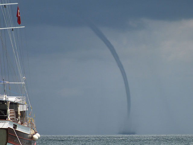 13-05-13-Kemer-Tornado-10-s.jpg - über dem Meer und wirbelte eine Wassersäule in die Höhe