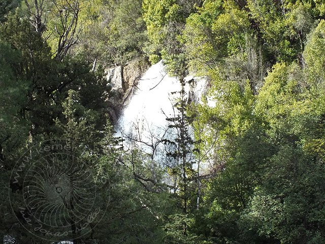 12-02-07-4-Kesme-Bogazi-064-s.jpg - sieht man einen gewaltigen Wasserfall zwischen den Bäumen