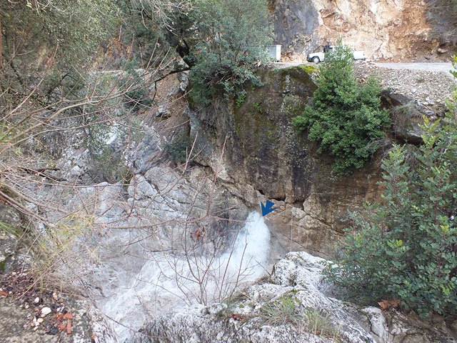 12-02-07-4-Kesme-Bogazi-083-s.jpg - seitlich schießt das Wasser aus der nur scheinbar massiven Felswand