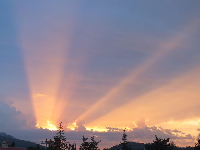 12-10-05-Sonnenaufgang-8-s.jpg - Sonnenaufgang hinter einer Wolkenbank