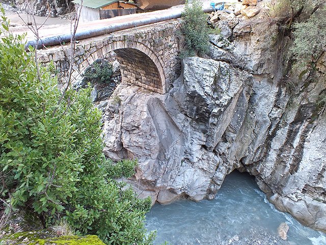 12-01-15-Kuzdere-12-s.jpg - Der Fluss gräbt sich unter der Brücke immer tiefer in den Fels