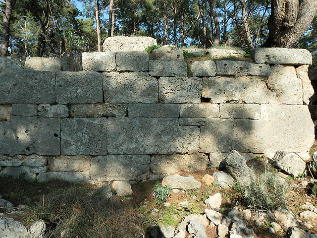 11-01-01-Phaselis-075-s.jpg - Die Wände aus behauenen Steinen mit nur minimalen Fugenund ohne Mörtel erdbebensicher erbaut