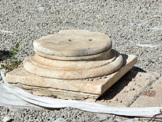 11-10-30-Rhodiapolis-S-059-s.jpg - Säulenfundament - vom Quadrat zum Kreis