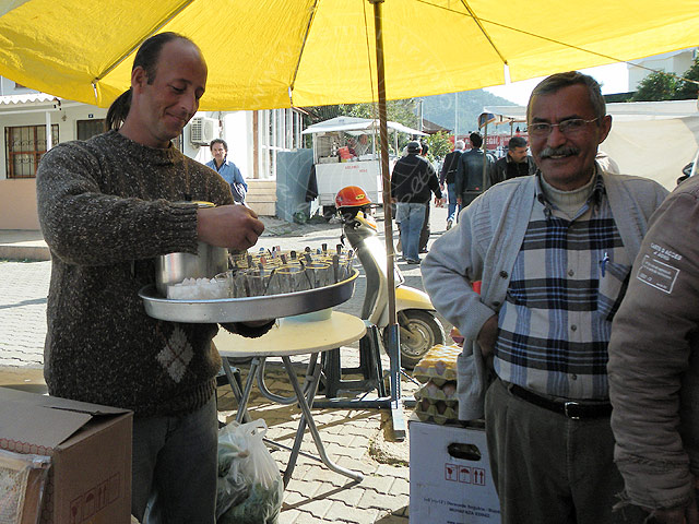 11-01-17-Kemer-Markt-09-s.jpg - Teeverkäufer