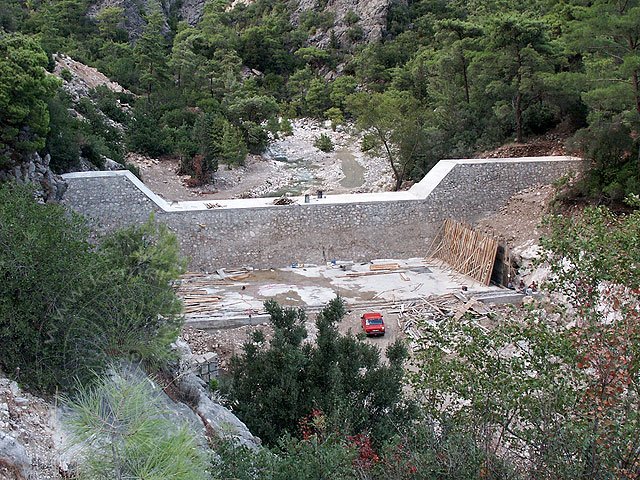 05-09-04-268.jpg - Bauphase des Staudamms in der Kesme Boğazı Schlucht 2005