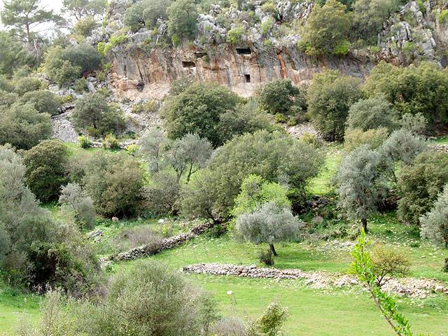 8-03-23-Rhodiapolis-335-s.jpg - Felsenhöhlen, etwa 2 km hinter Rhodiapolis in Richtung Kumluca. Ende dieser Diaschau!