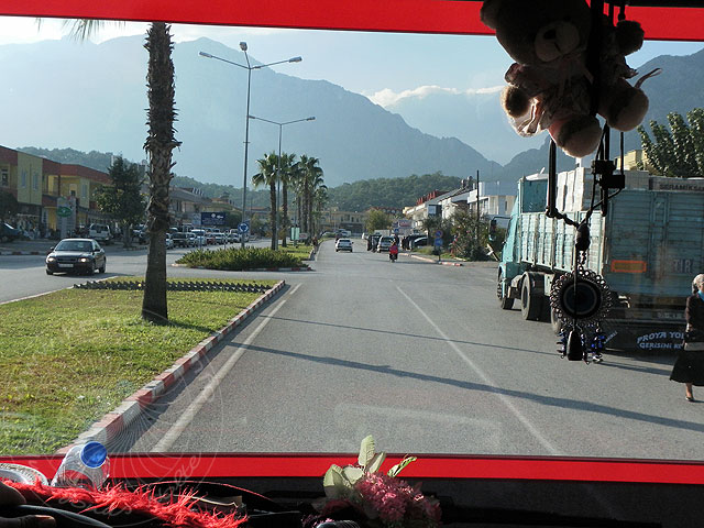 10-12-07-Kuzdere-Bus-04-s.jpg - Stadtauswärts geht es die "Dörtyol" vorbei an der Moscheebaustelle
