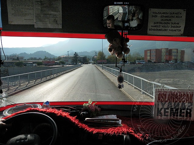 10-12-07-Kuzdere-Bus-27-s.jpg - Wenn man die große Brücke überquert hat, ist man in Kuzdere
