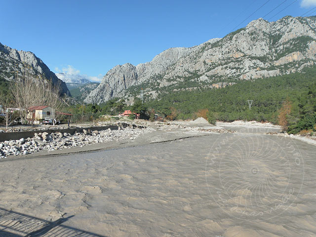 9-12-17-1-Kuzdere-S-014.jpg - Einen Tag nach dem Sturm und den Regenfluten vom 16.12.2009 hat sich die Lage in unserem Flussbett  wieder weitgehend entspannt