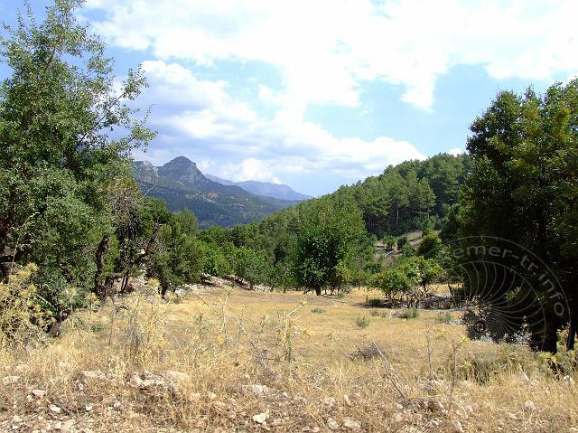 9-08-01-Bergtour-Kuzca-202.jpg - Blick auf Felder, Wälder und Berge